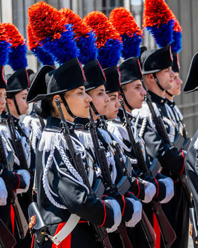 Carabinieri in alta uniforme, in formazione di profilo