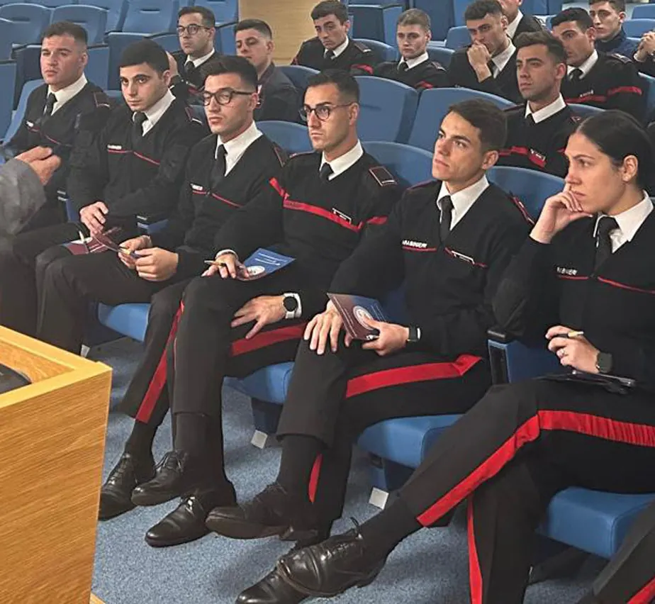 Allievi marescialli dei carabinieri in uniforme ascoltano un dirigente SIC durante un’assemblea sindacale