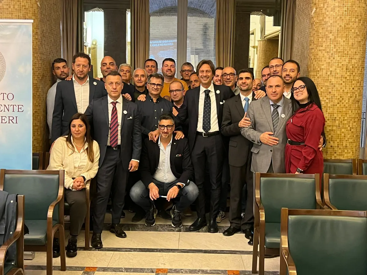 Foto di gruppo sorridente di iscritti e dirigenti al primo congresso regionale SIC Abruzzo e Molise