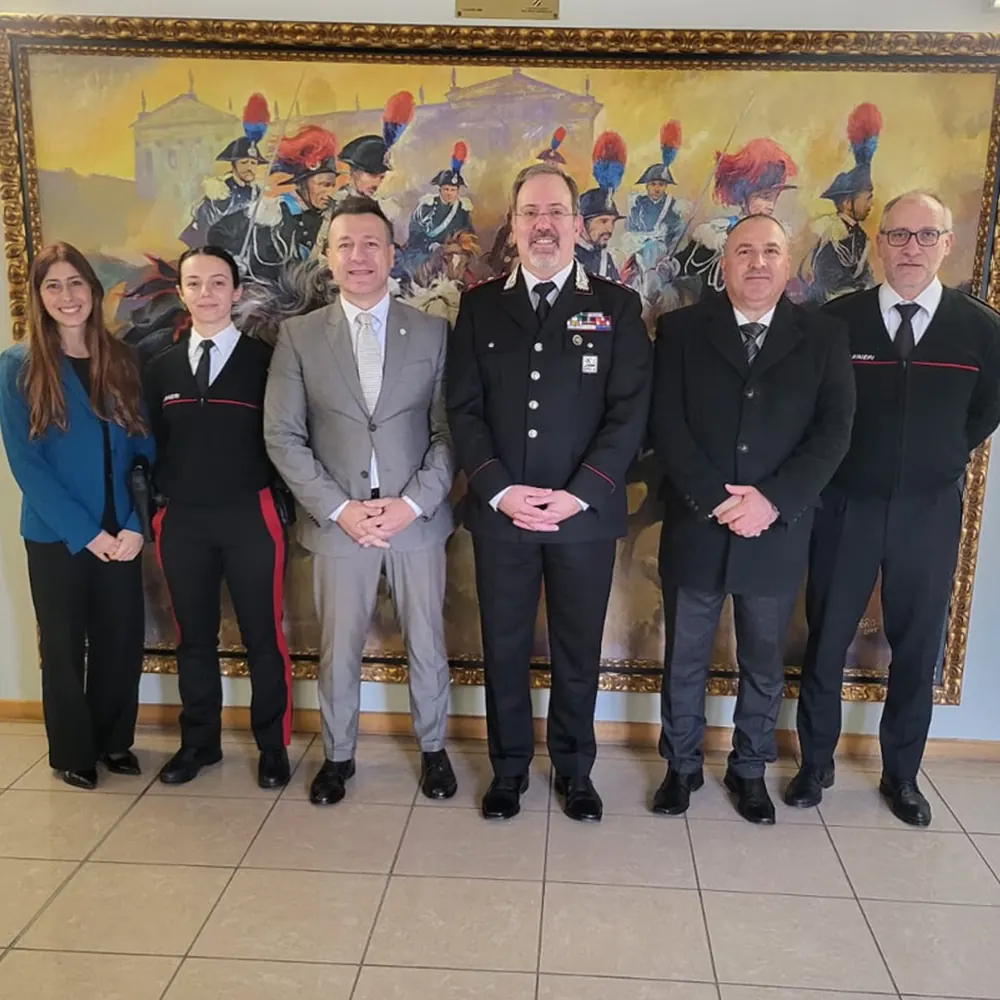 Delegazione SIC con carabinieri in uniforme durante gli incontri nei reparti in Lombardia